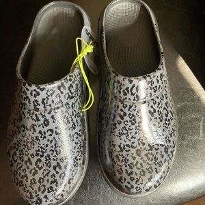 Women’s OOFOS clogs size 8